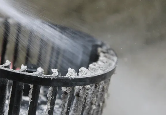 汚れた換気扇のパーツ