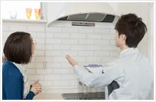 作業員が丁寧に作業を説明